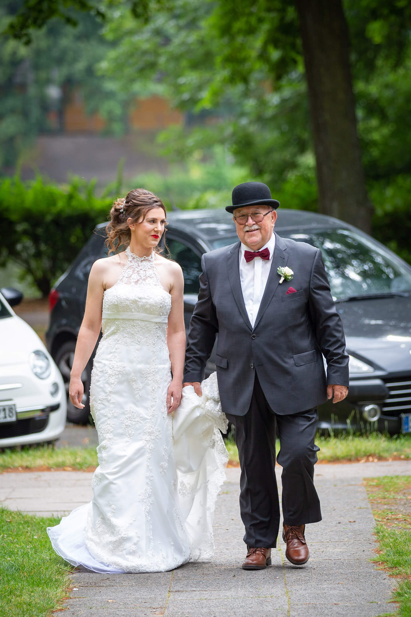Brautvater führt seine Tochter zur Kirche