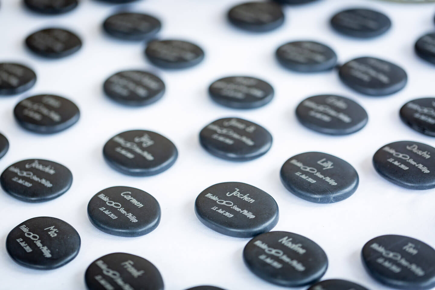 Gravierter Stein für jeden Hochzeitsgast