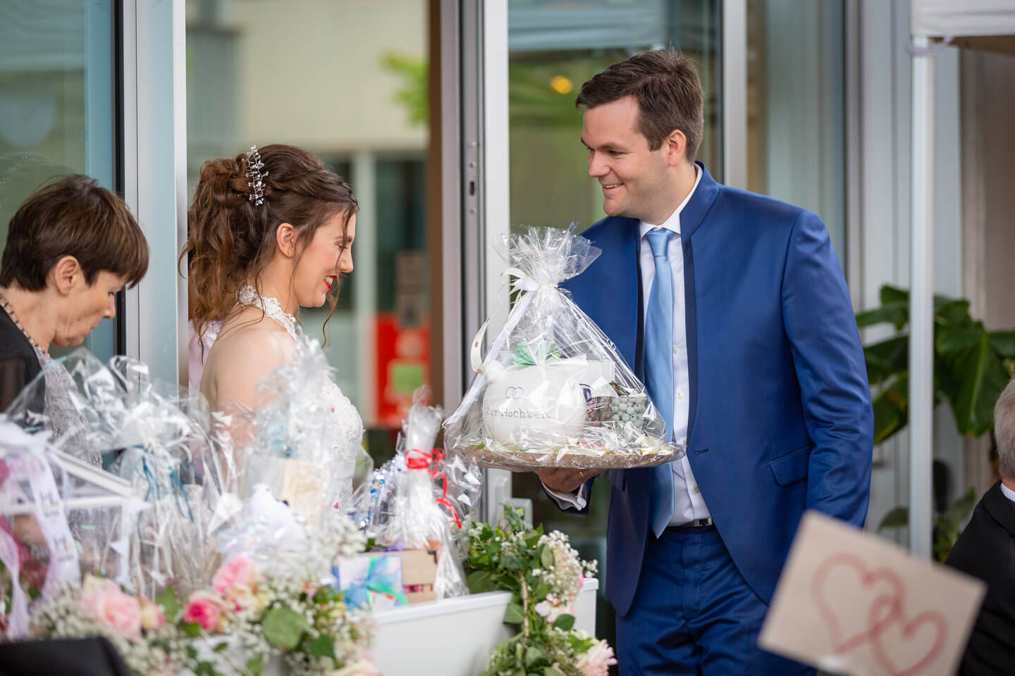 Übergabe eines Geschenks