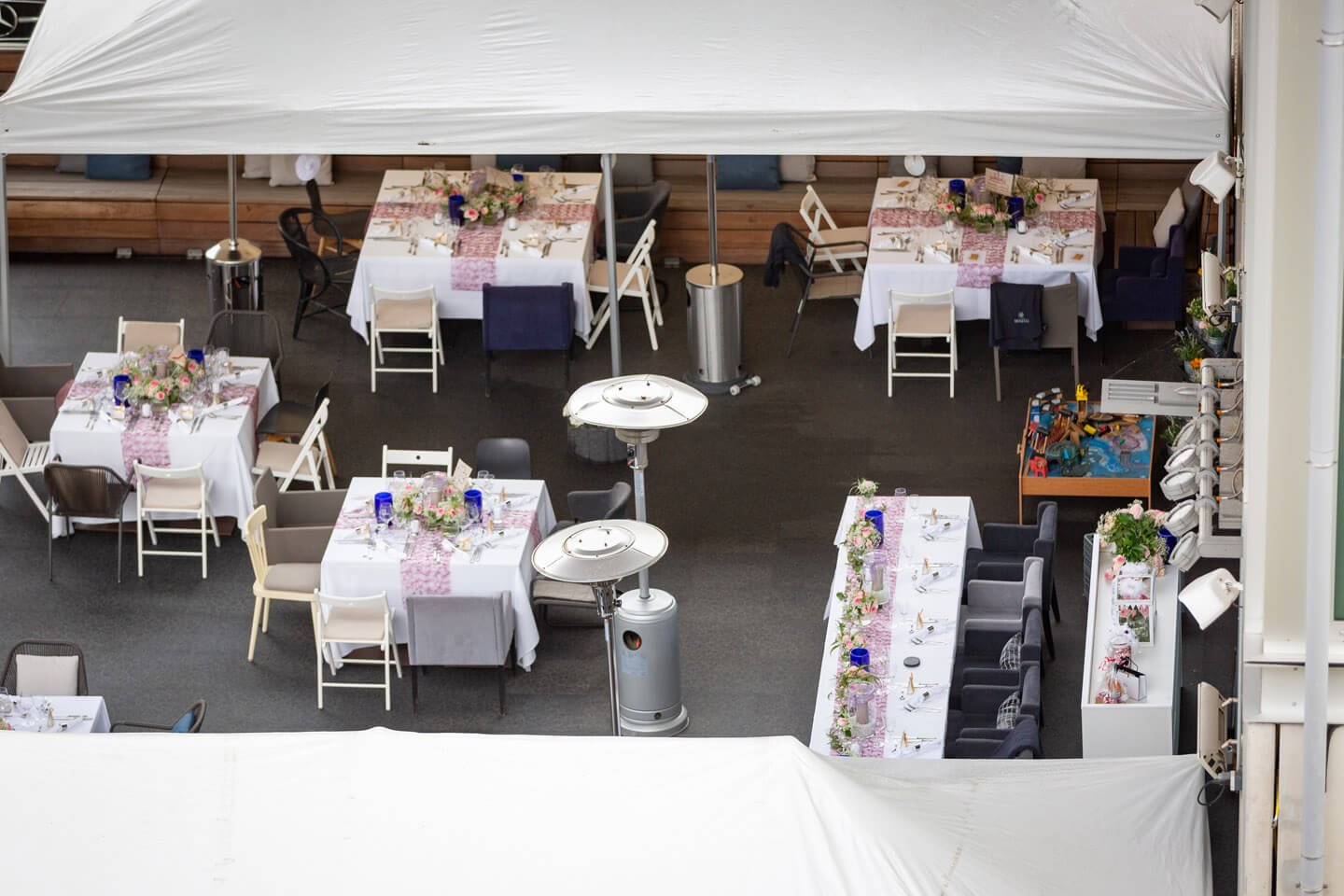 Eingedeckte Tische auf der Terrasse am Hansekai