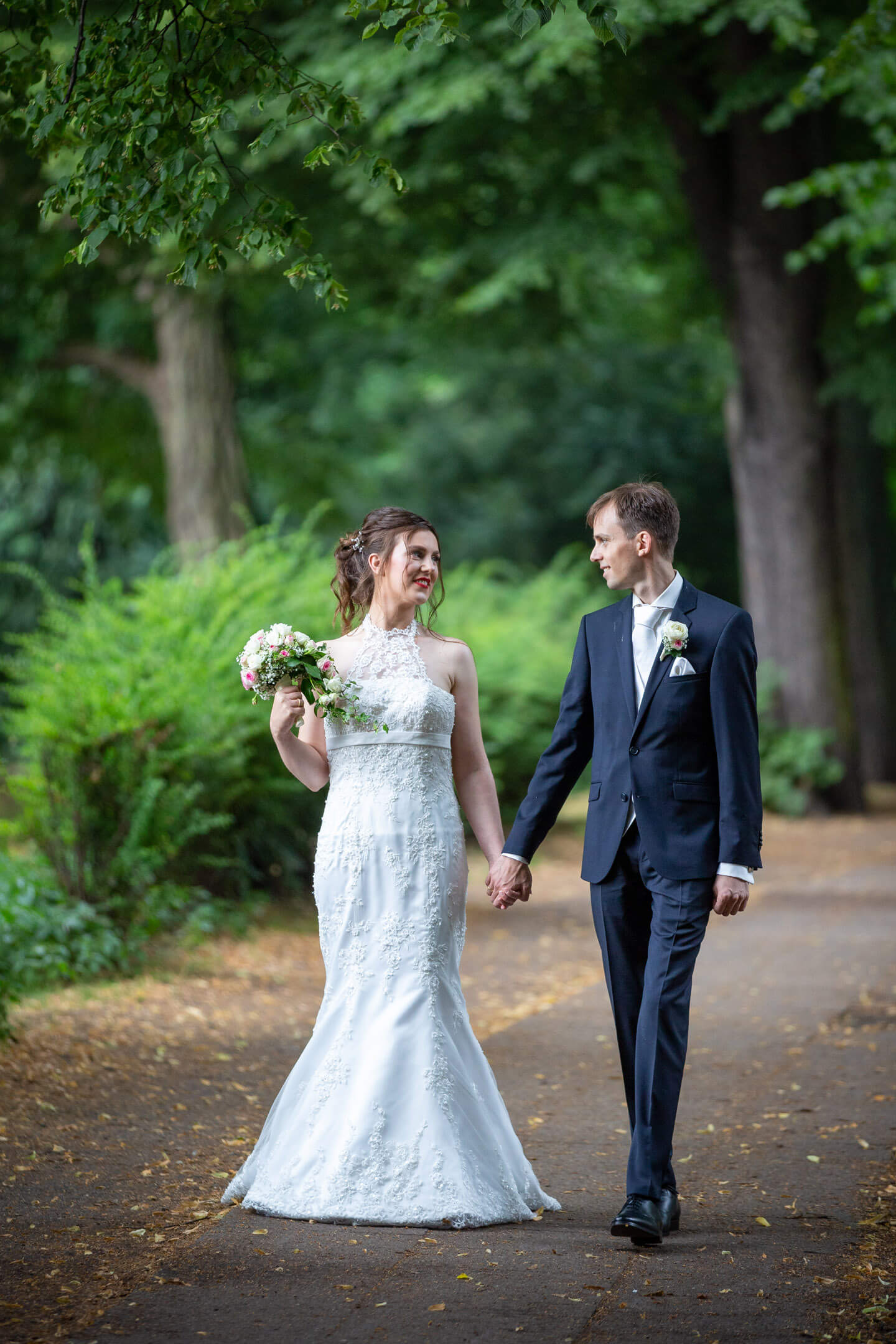 Brautpaar Hand in Hand an der Kuhmühle