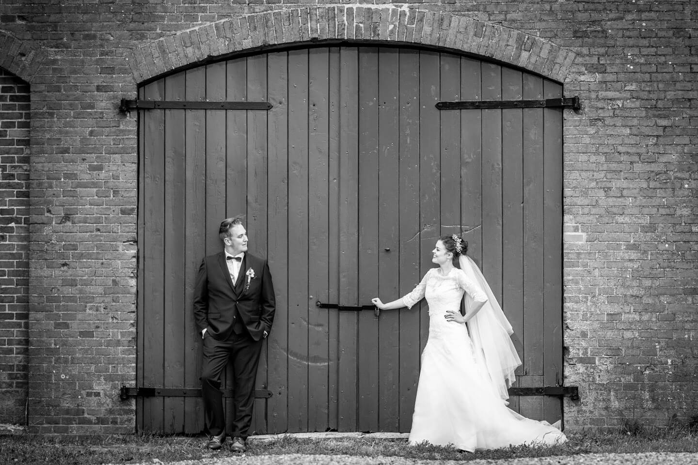 Schwarzweiss-Foto vom Hochzeitspaar in der Nähe von Trittau