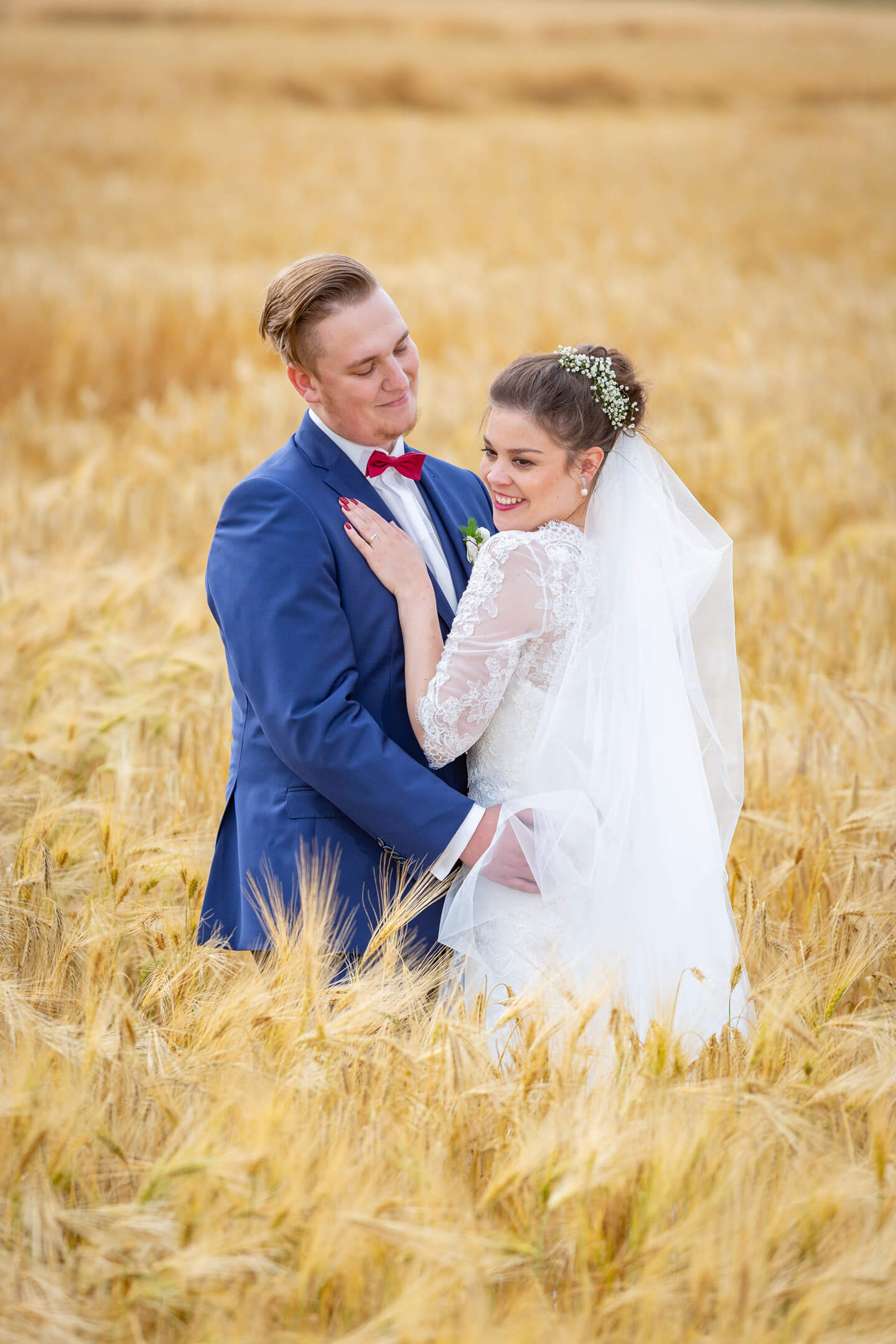 Hochzeitsfotograf Florian Läufer aus Hamburg hat dieses Hochzeitspaar im Kornfeld abgelichtet
