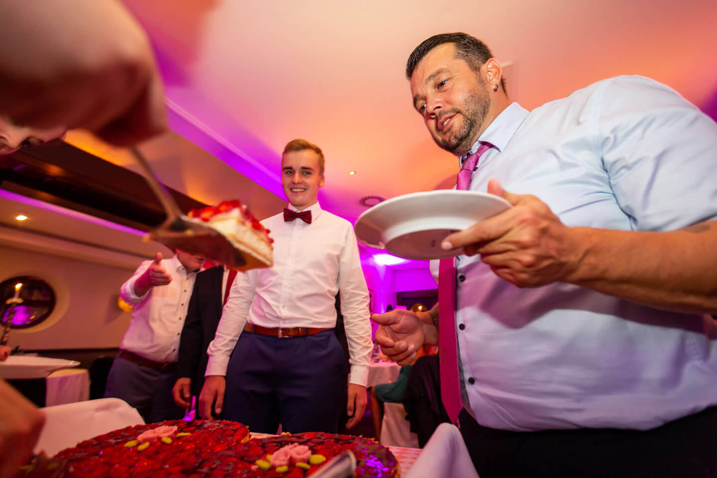 Die Hochzeitstorte wird angeschnitten