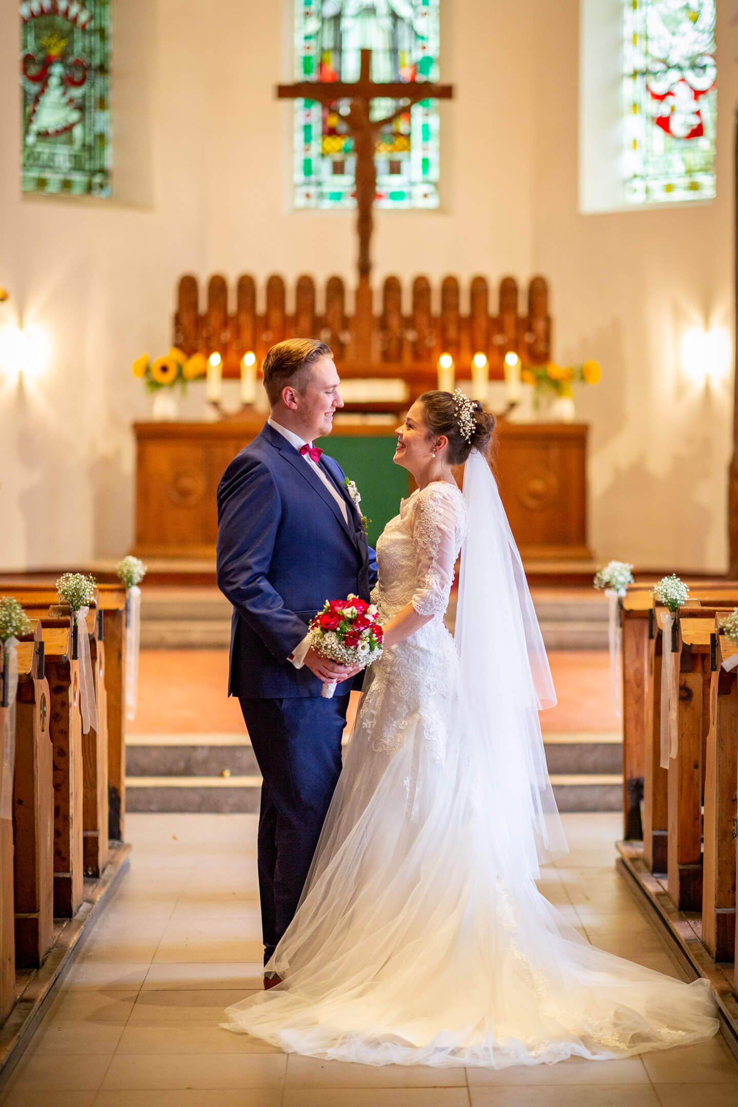 Frisch vermähltes Hochzeitspaar in der Martin Luther Kirche in Trittau. (Fotograf: Florian Läufer, hamburg)