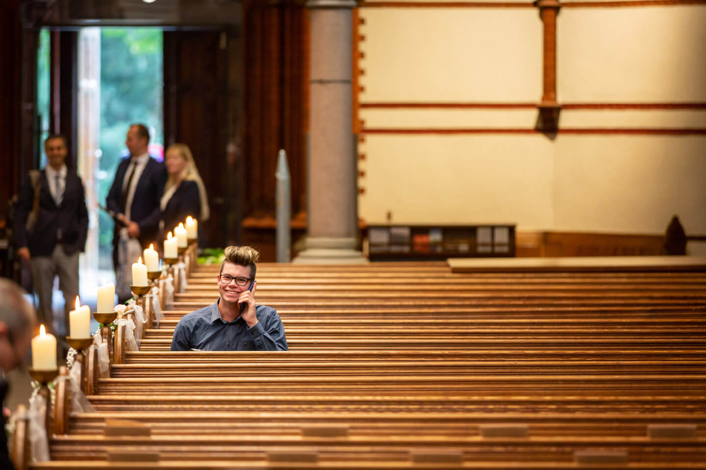 Die Kirche füllt sich...