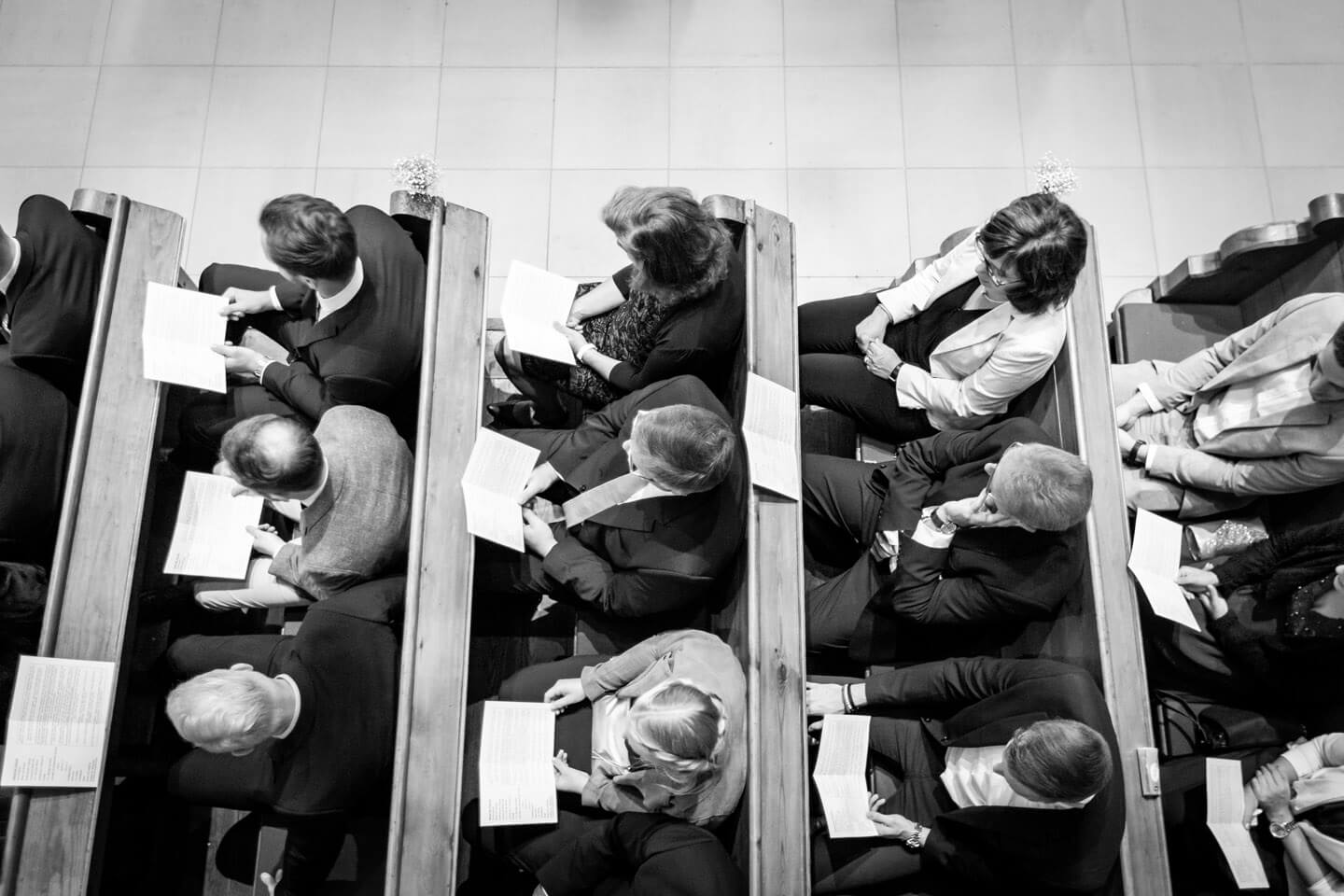 Hochzeitsgäste in der Kirche