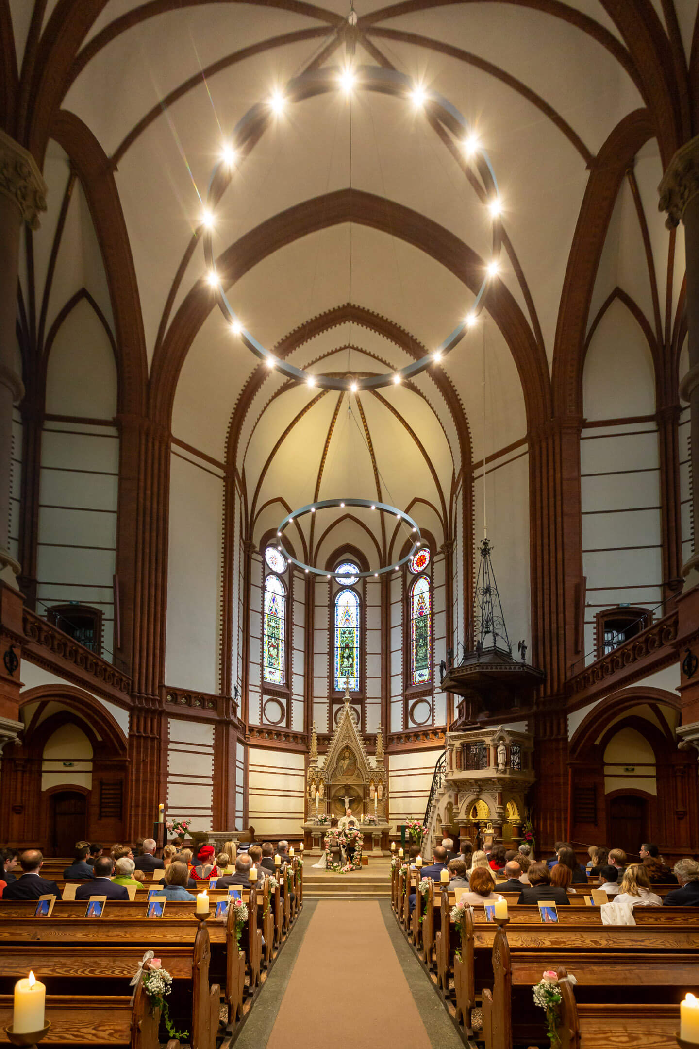 Das Kirchenschiff der St. Gertrud-Kirche während einer kirchlichen Trauung