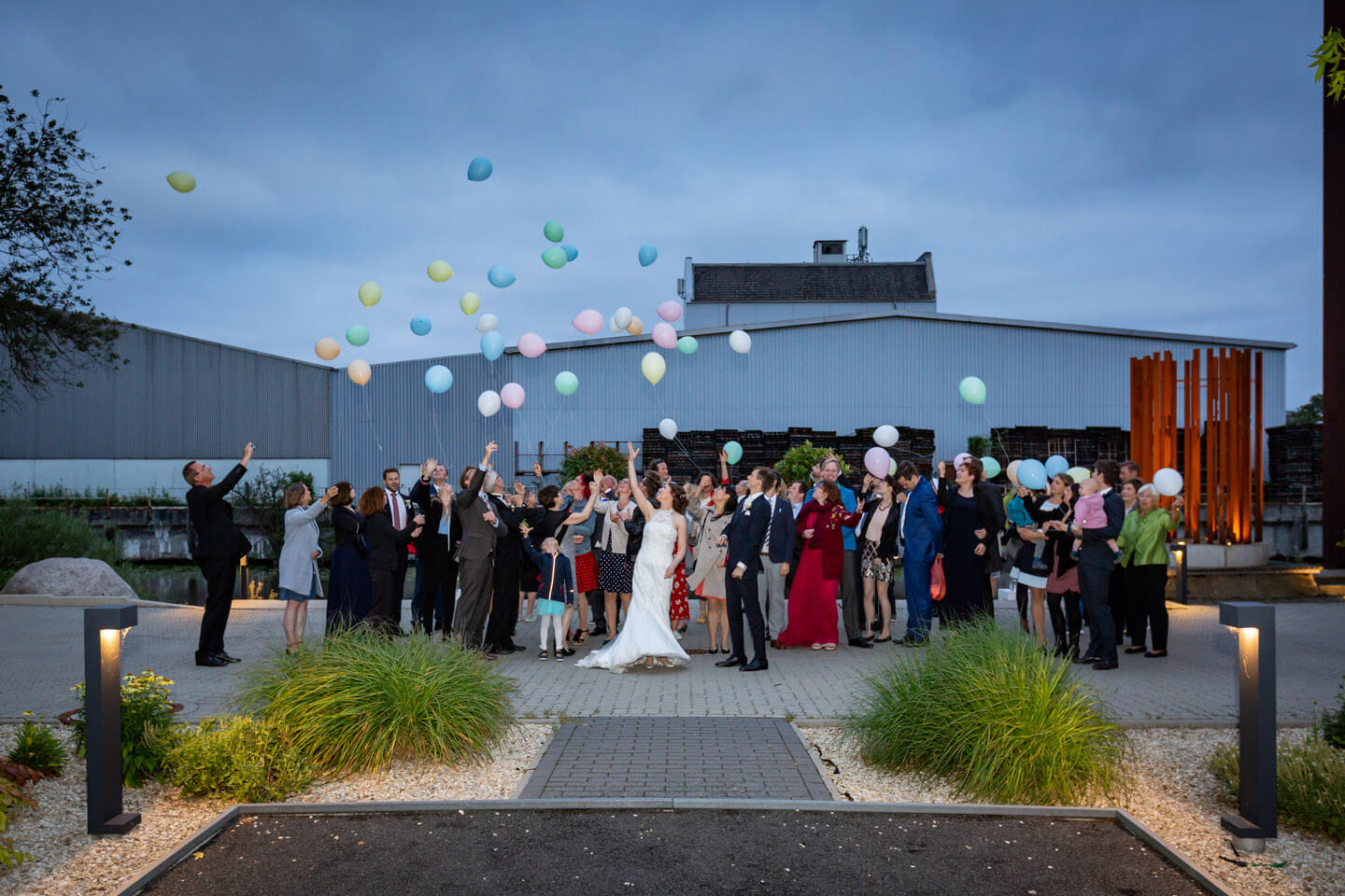 Hochzeitsgesellschaft lässt Luftballons in den Himmel steigen