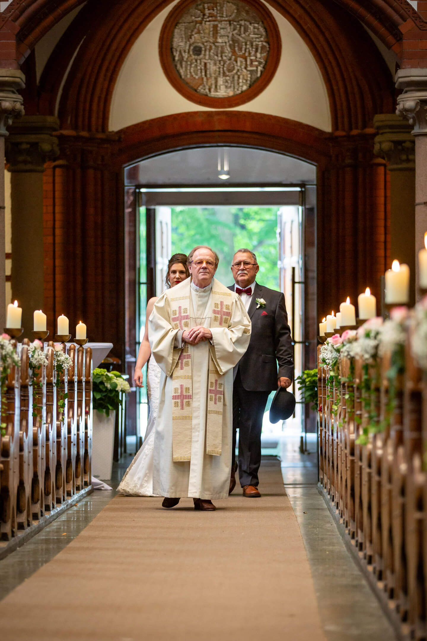 Einlauf des Pastors mit Braut und Brautvater