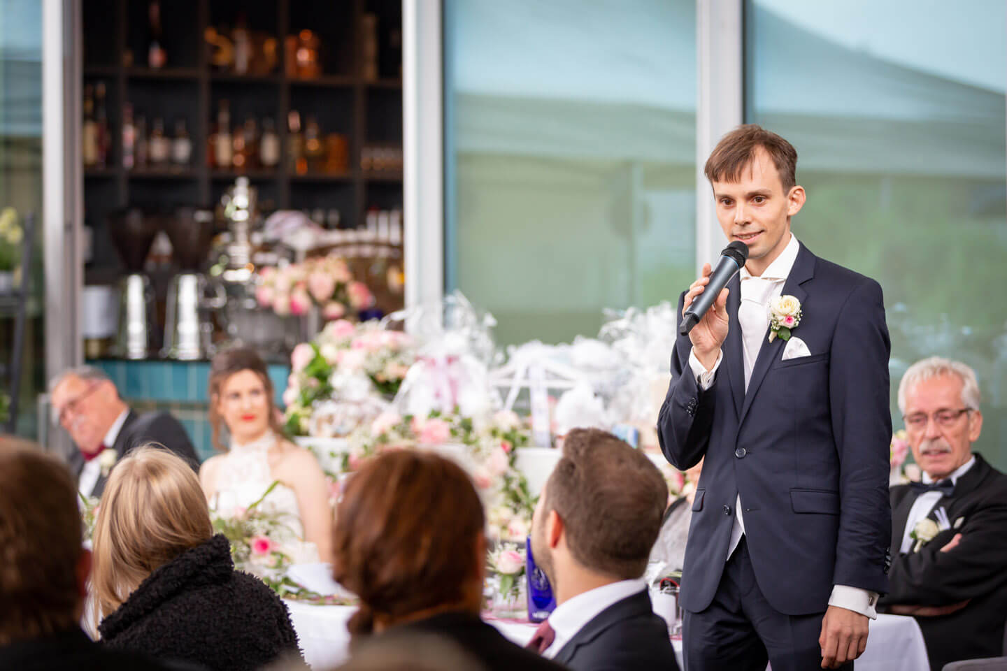 Eröffnungsrede des Bräutigams bei einer urbanen Hochzeit in Hamburg-Wilhelmsburg