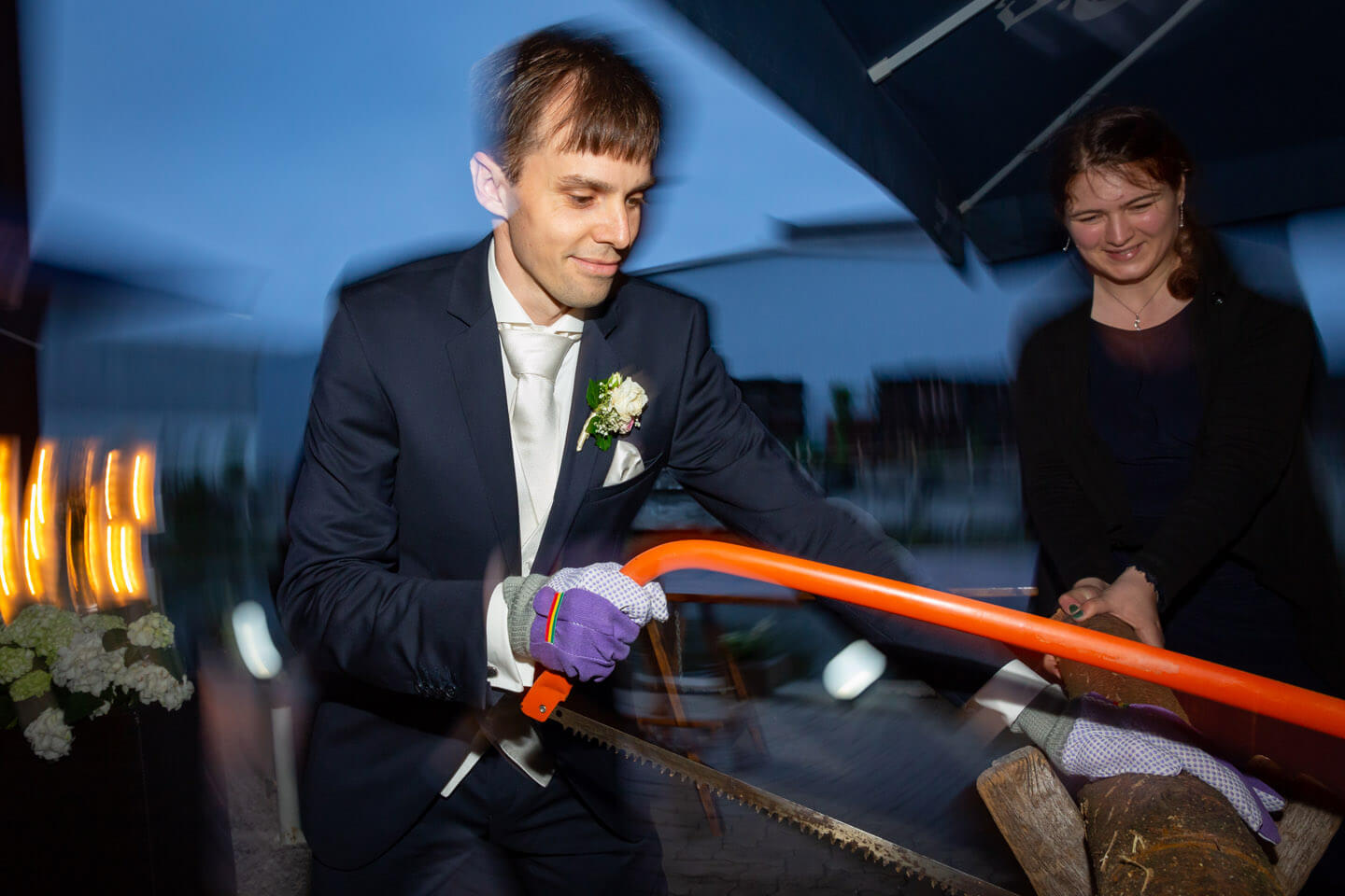 Bräutigam sägt Baumstamm