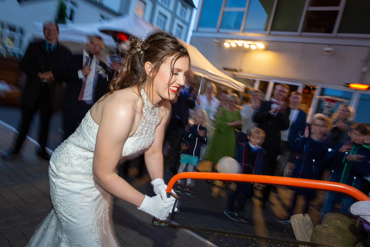 Braut sägt Baumstamm