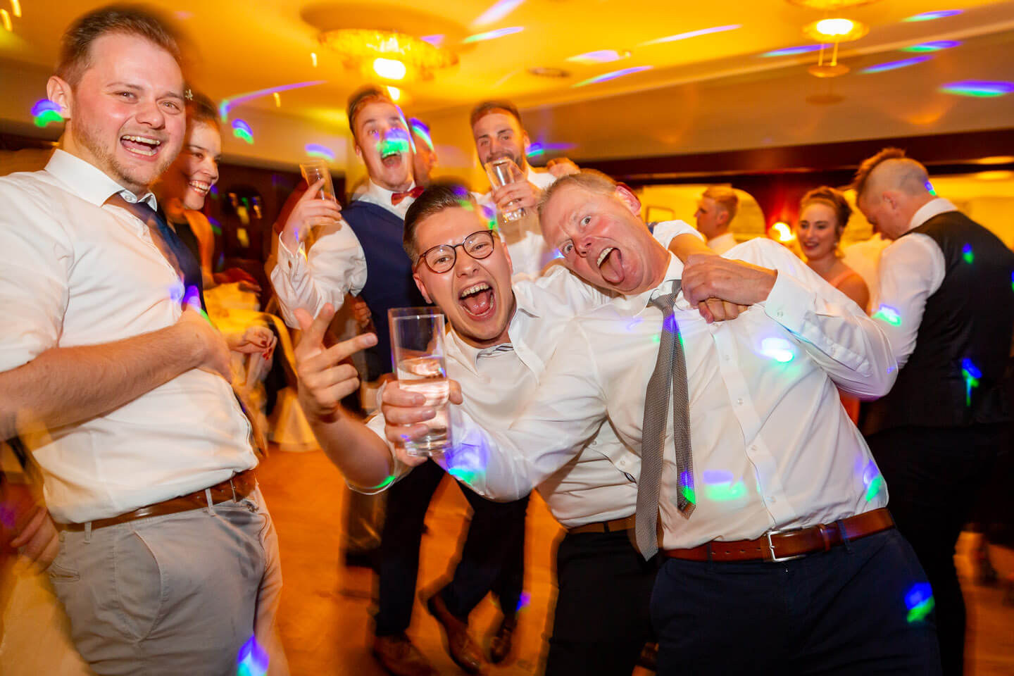 Partystimmung auf der Tanzfläche bei einer Hochzeitsfeier.