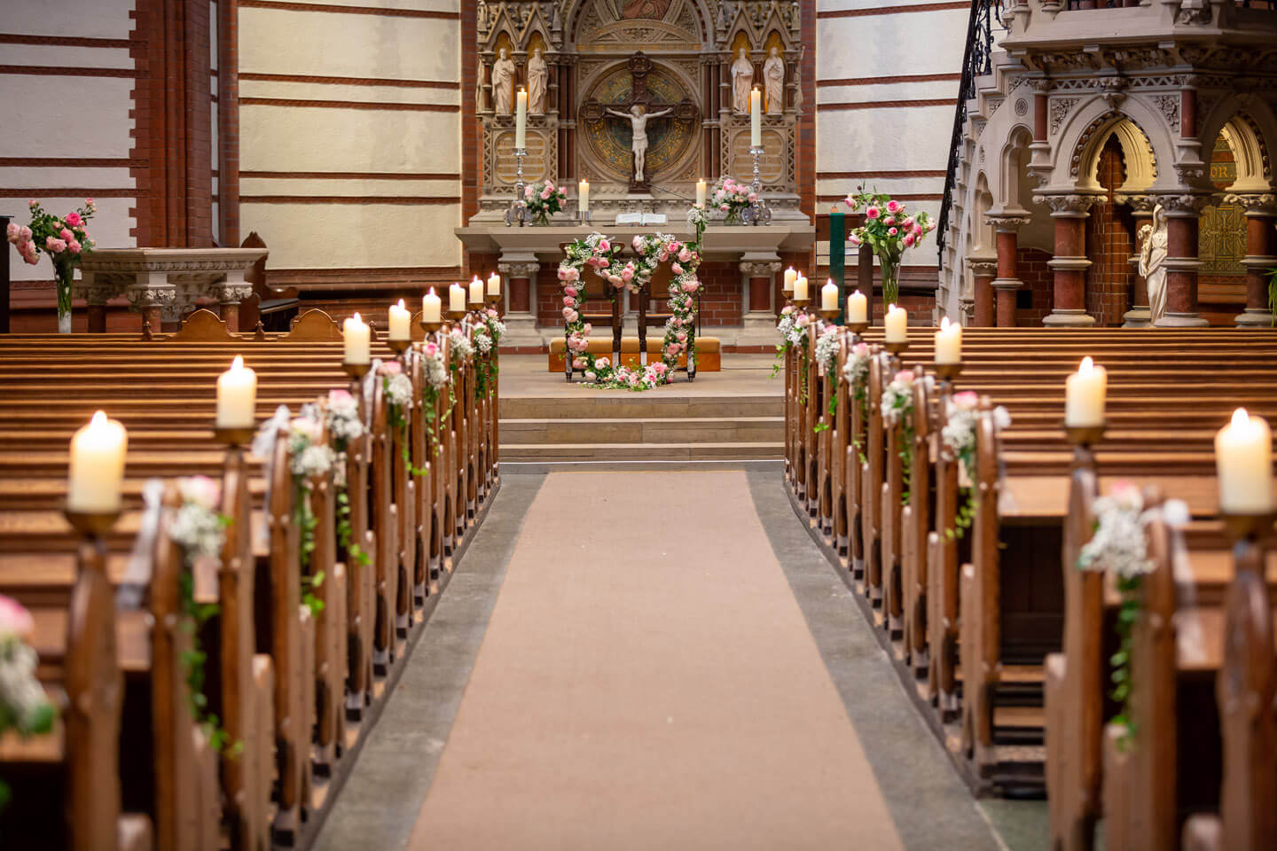 Geschmücktes Kirchenschiff