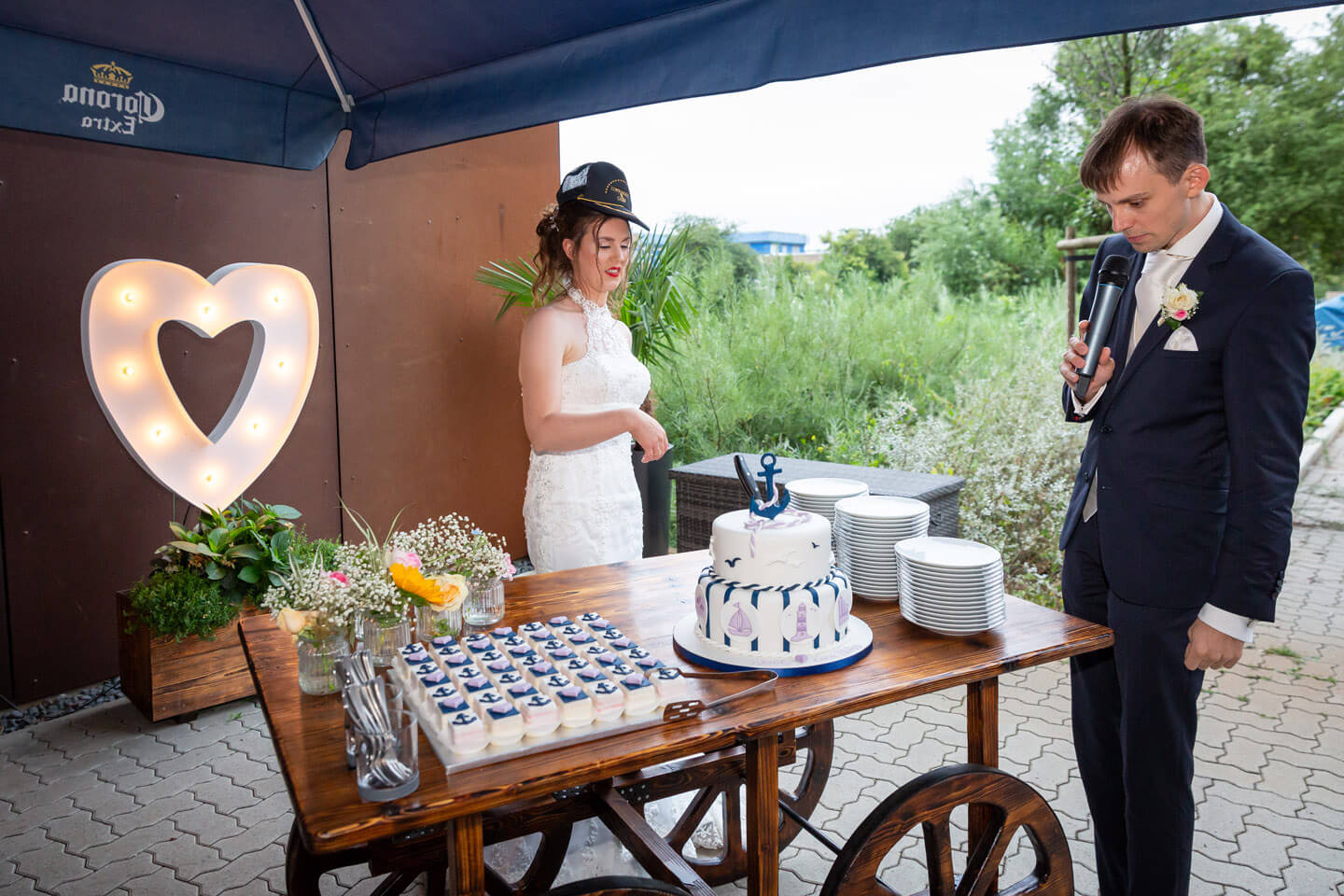 Anschnitt der maritimen Hochzeit bei der Hochzeit am Hansekai