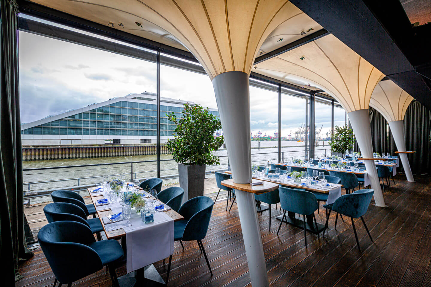 Hochzeit feiern im Au Quai mit Blick aufs Dockland