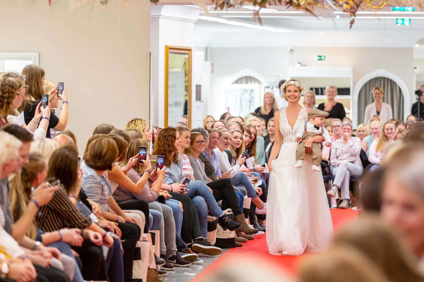 Hochzeitsmode mit Baby