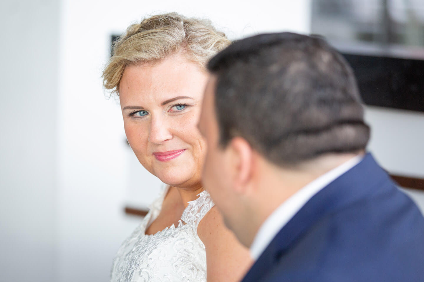 Braut blickt Bräutigam in die Augen
