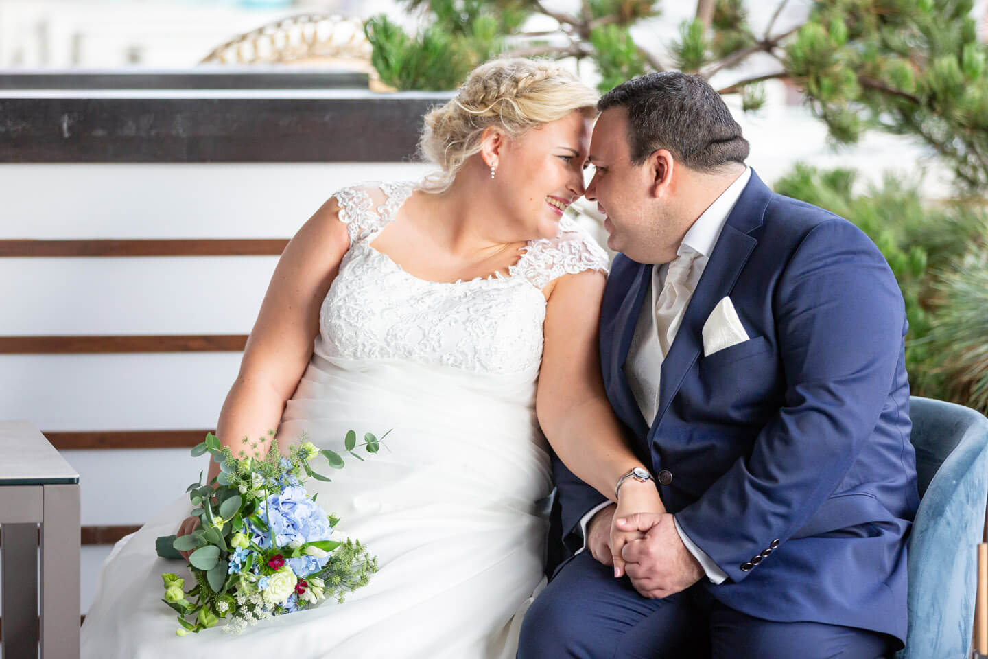 Brautpaar blickt sich bei freier Trauung in die Augen