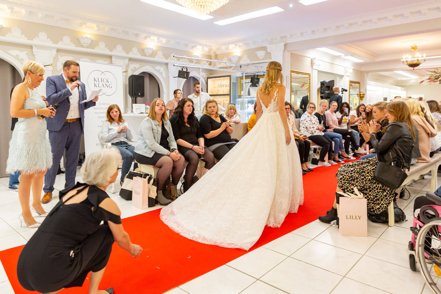 Catwalk Brautmode. Der Fotograf Florian Läufer hielt die Fashionshow fest.