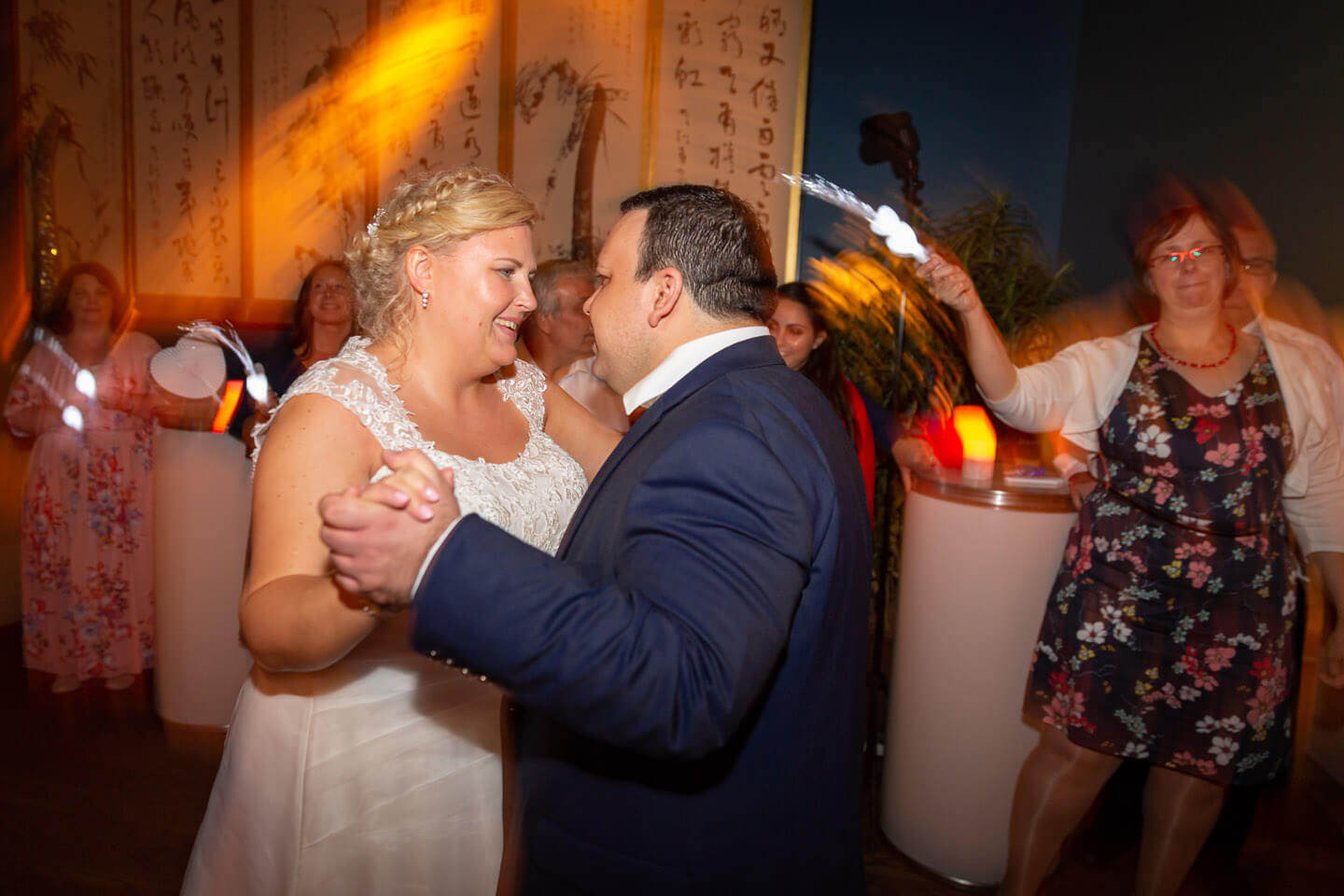 Eröffnungstanz des Brautpaares bei einer Hochzeit im Hamburger Hafen