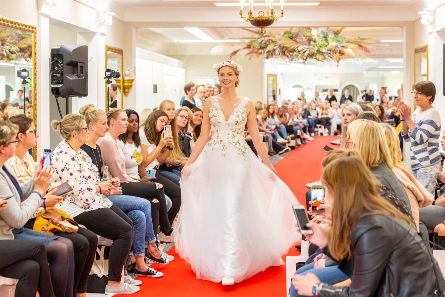 Brautmodenschau auf dem roten Teppich