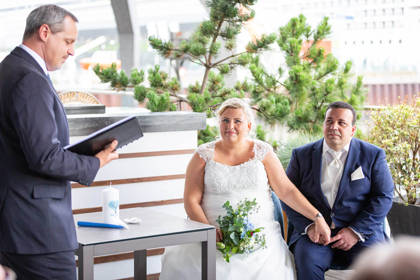 Freie Trauung auf der Terrasse vom Restaurant Au Quai in Hamburg