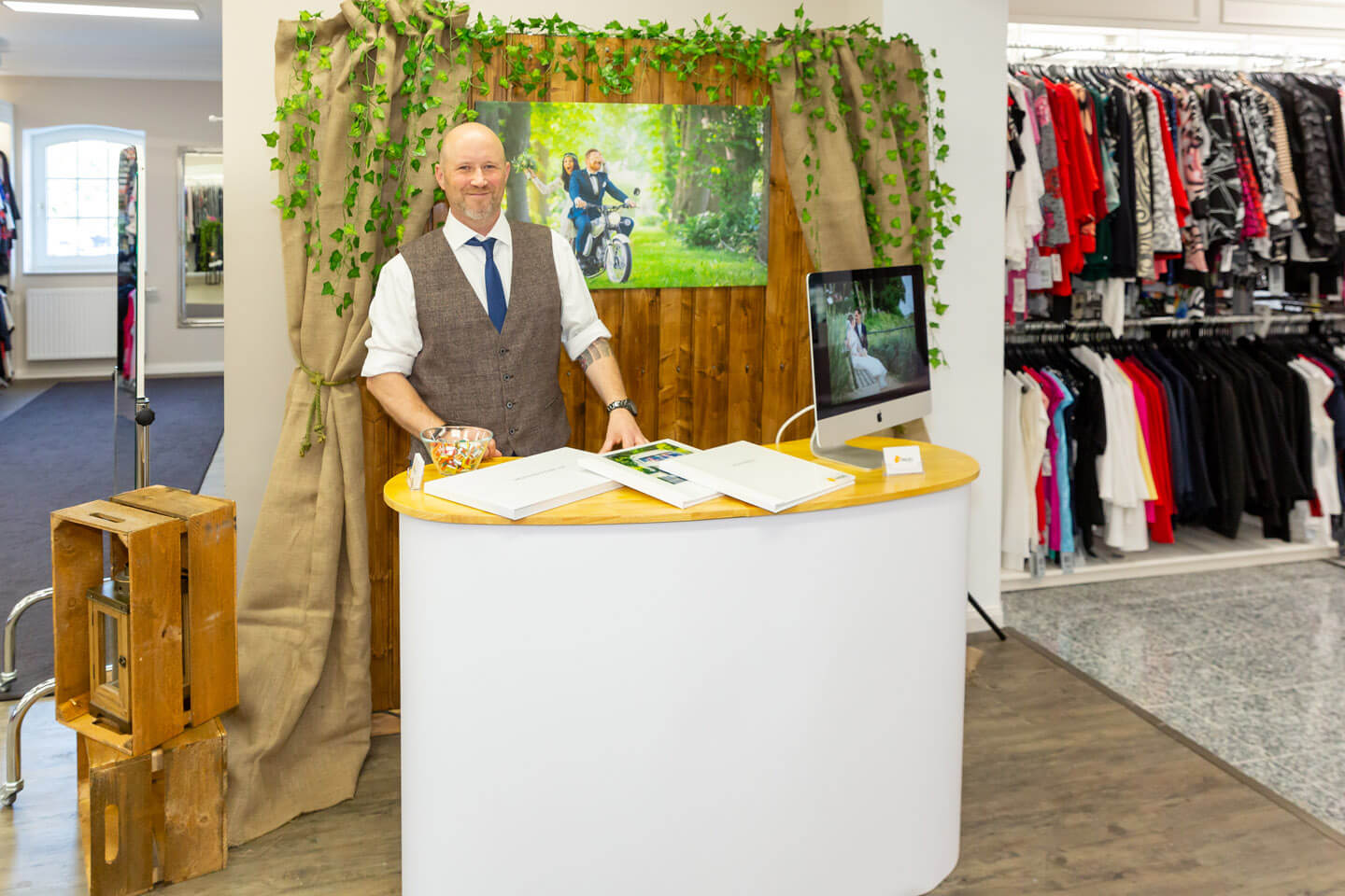 Hochzeitsfotograf Florian Läufer aus Hamburg an seinem Messestand