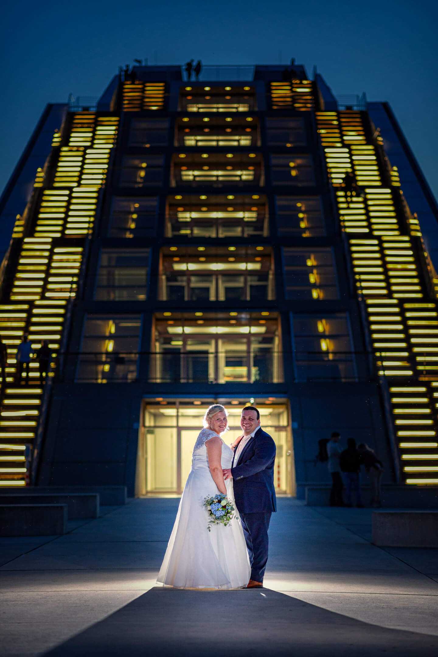 Hochzeitsfotograf Florian Läufer (Hamburg) hat dieses Hochzeitsfoto vor dem Dockland aufgenommen