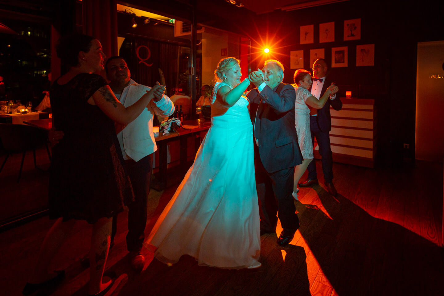 Braut tanzt mit Schwiegervater bei einer Hochzeit im Hamburger Hafen