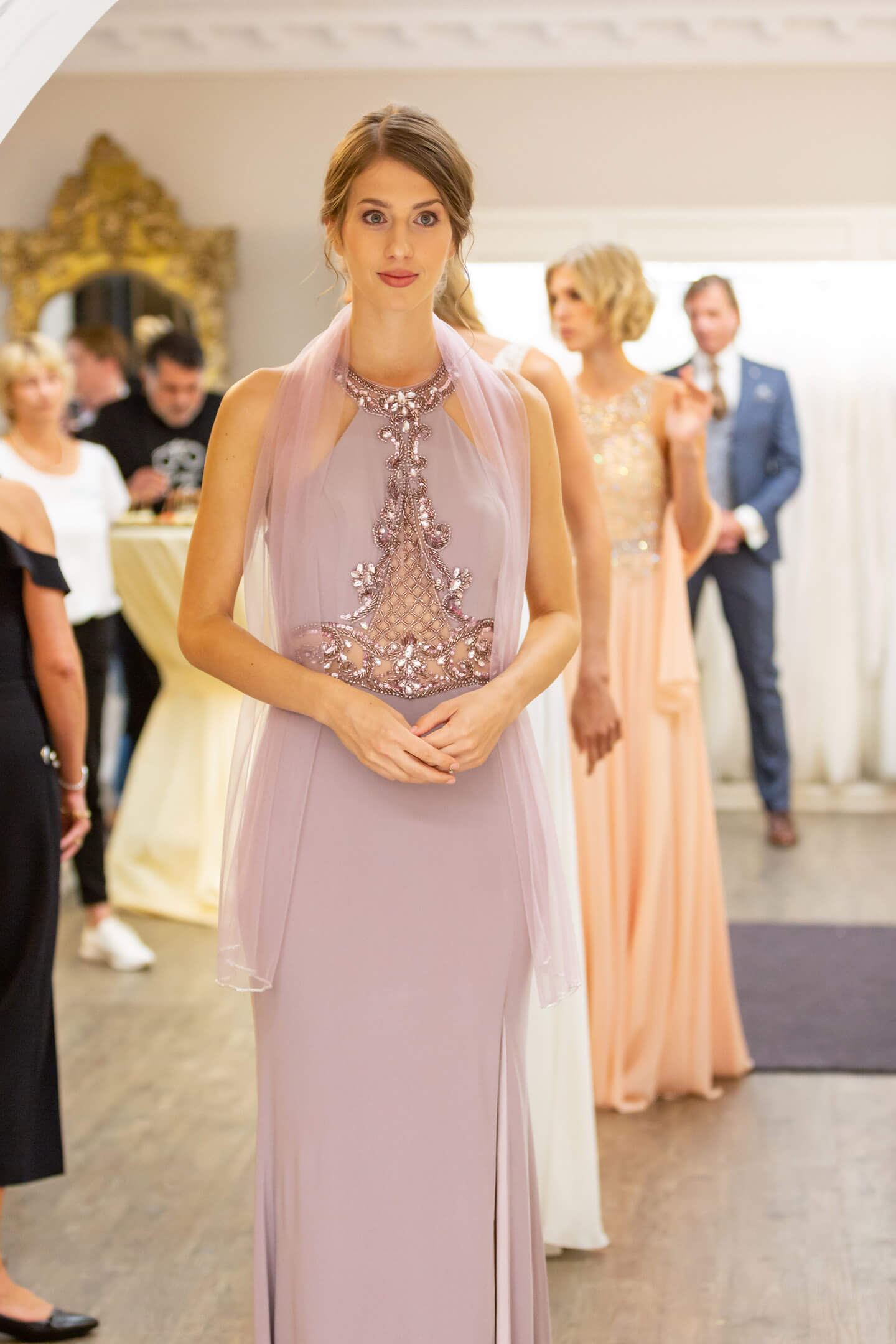 Models warten auf ihren Einsatz auf dem Runway