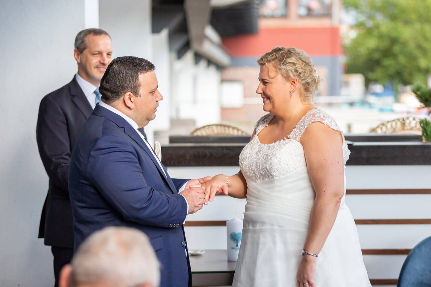 Ringtausch bei freier Trauung im Au Quai