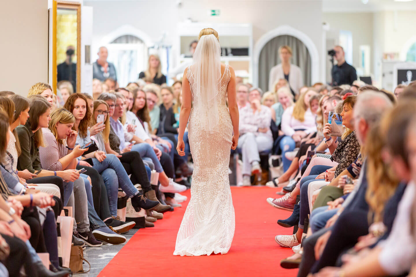 Eng geschnittenes Brautkleid auf der Laueland Inspo & Expo