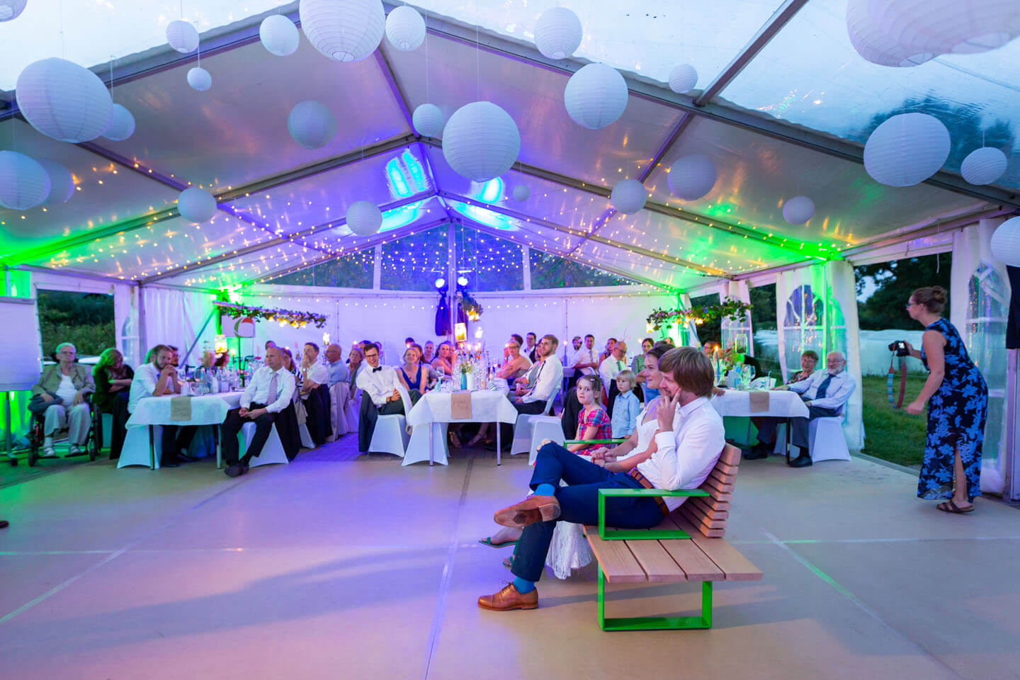 Zelthochzeit am frühen Abend