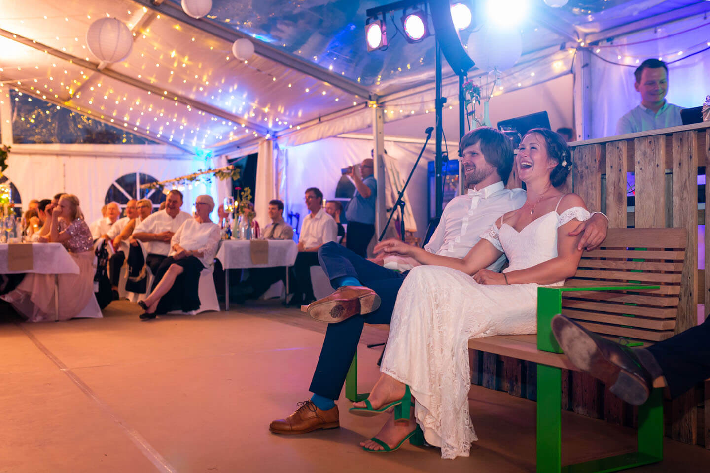 Hochzeitspaar während einer Präsentation auf einer Zelthochzeit