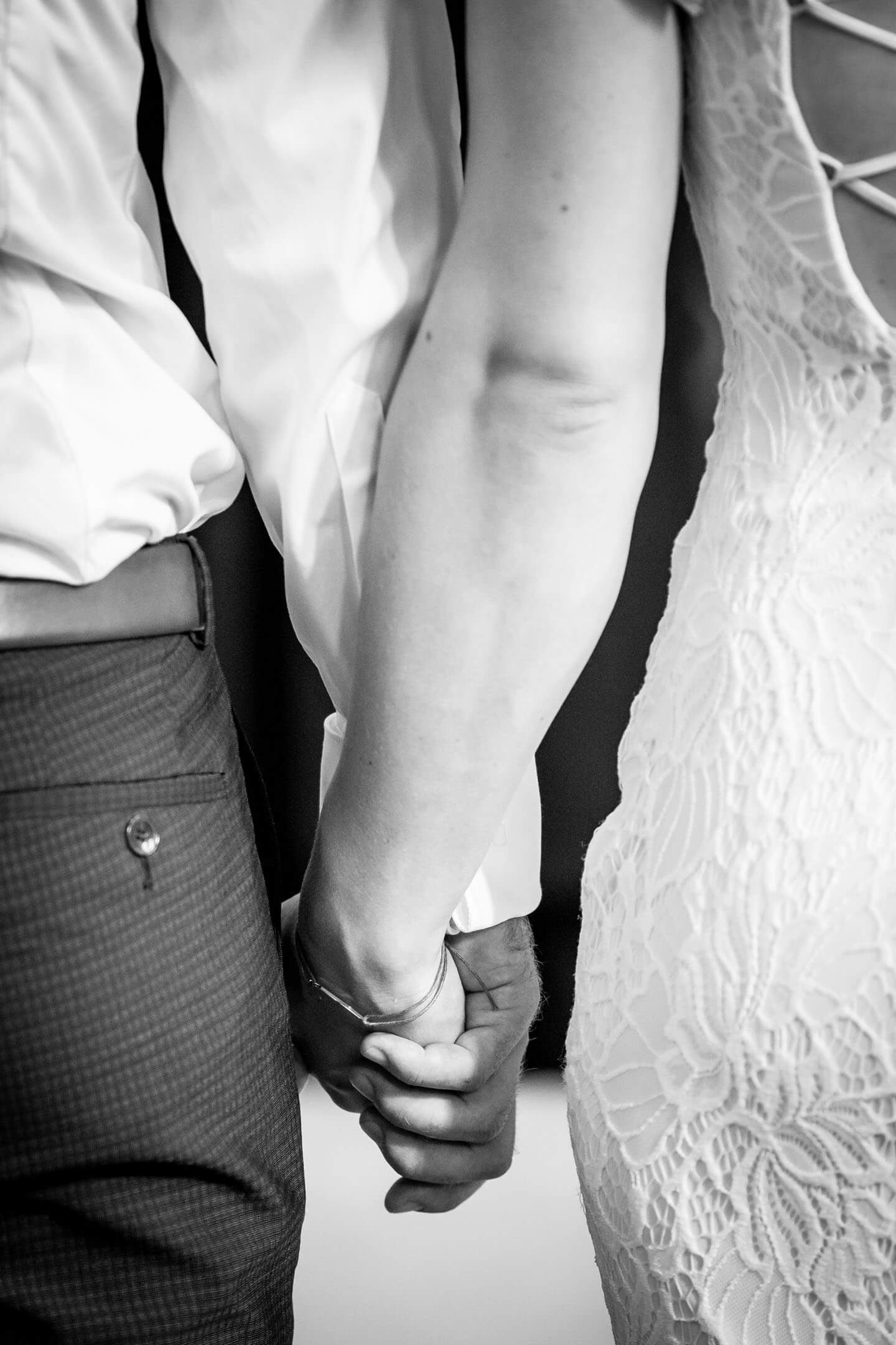 Hand in hand vor dem Altar