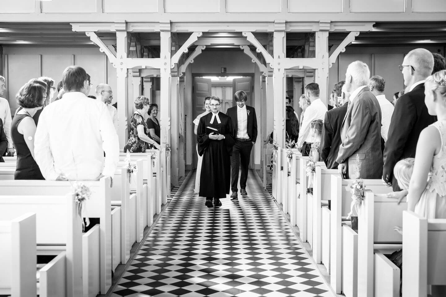 Weg des Hochzeitspaares zum Altar