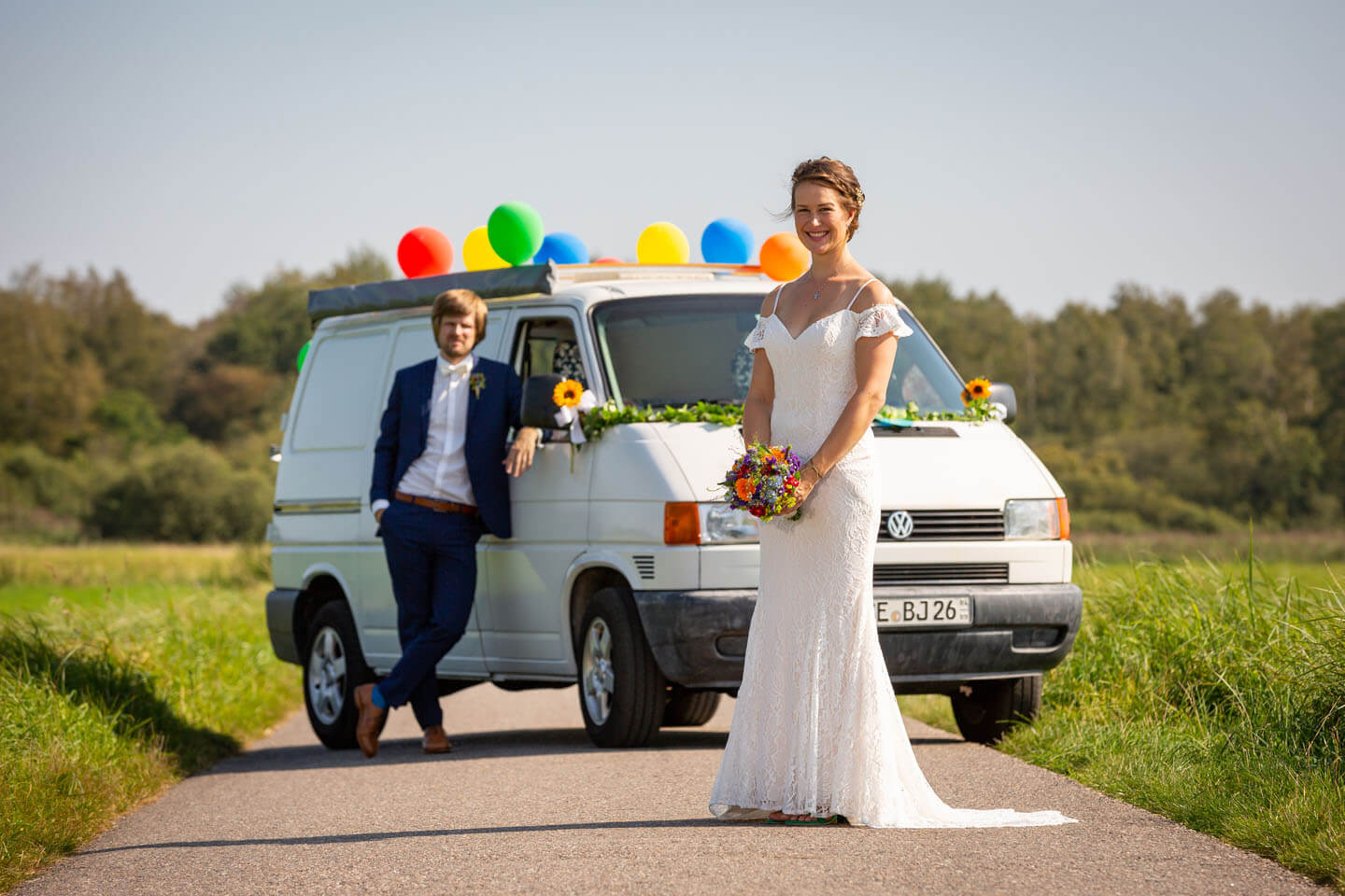 Hochzeitsfotos mit VW-Bus