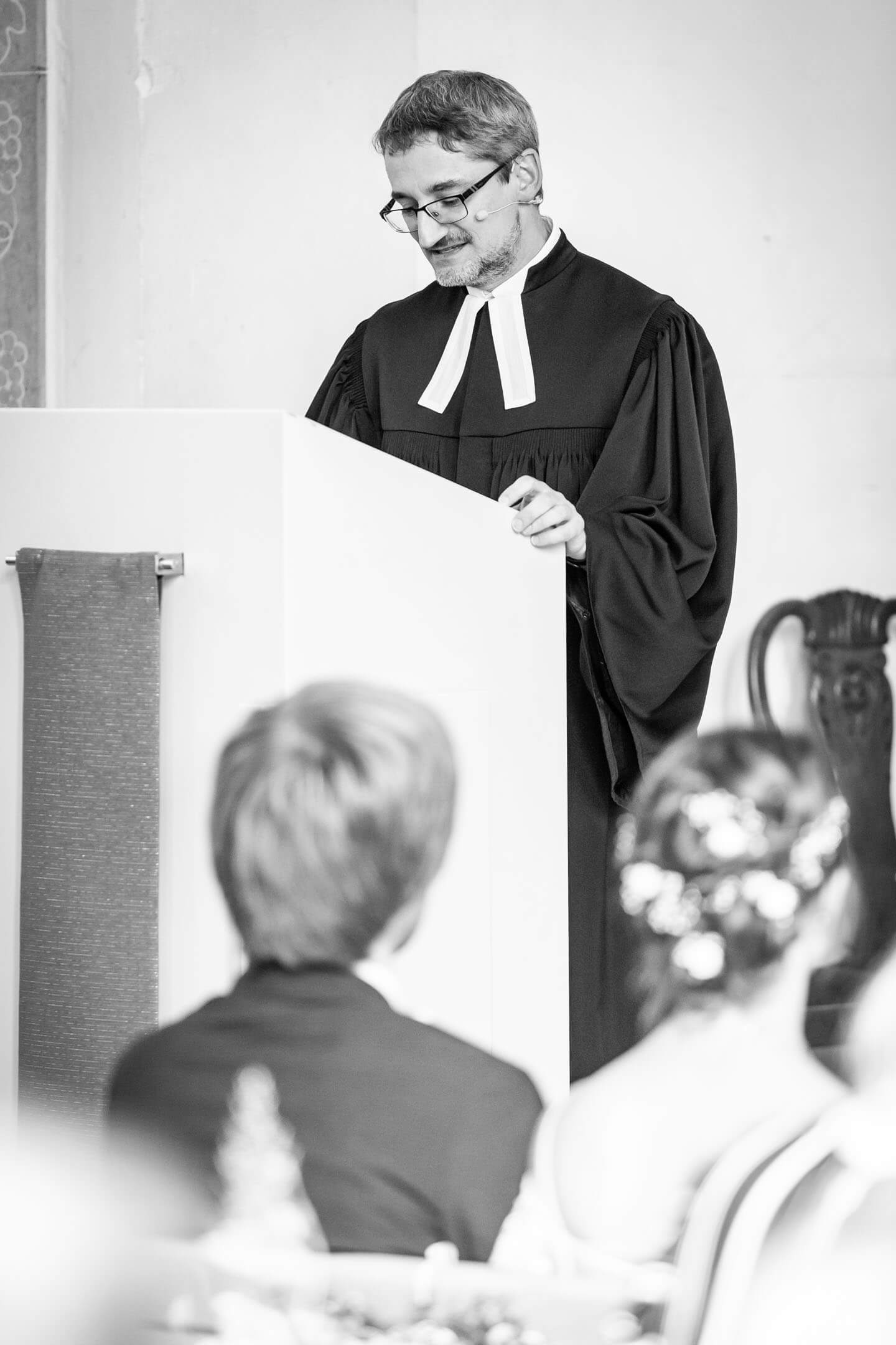 Pastor bei Trauung in bad Oldesloe