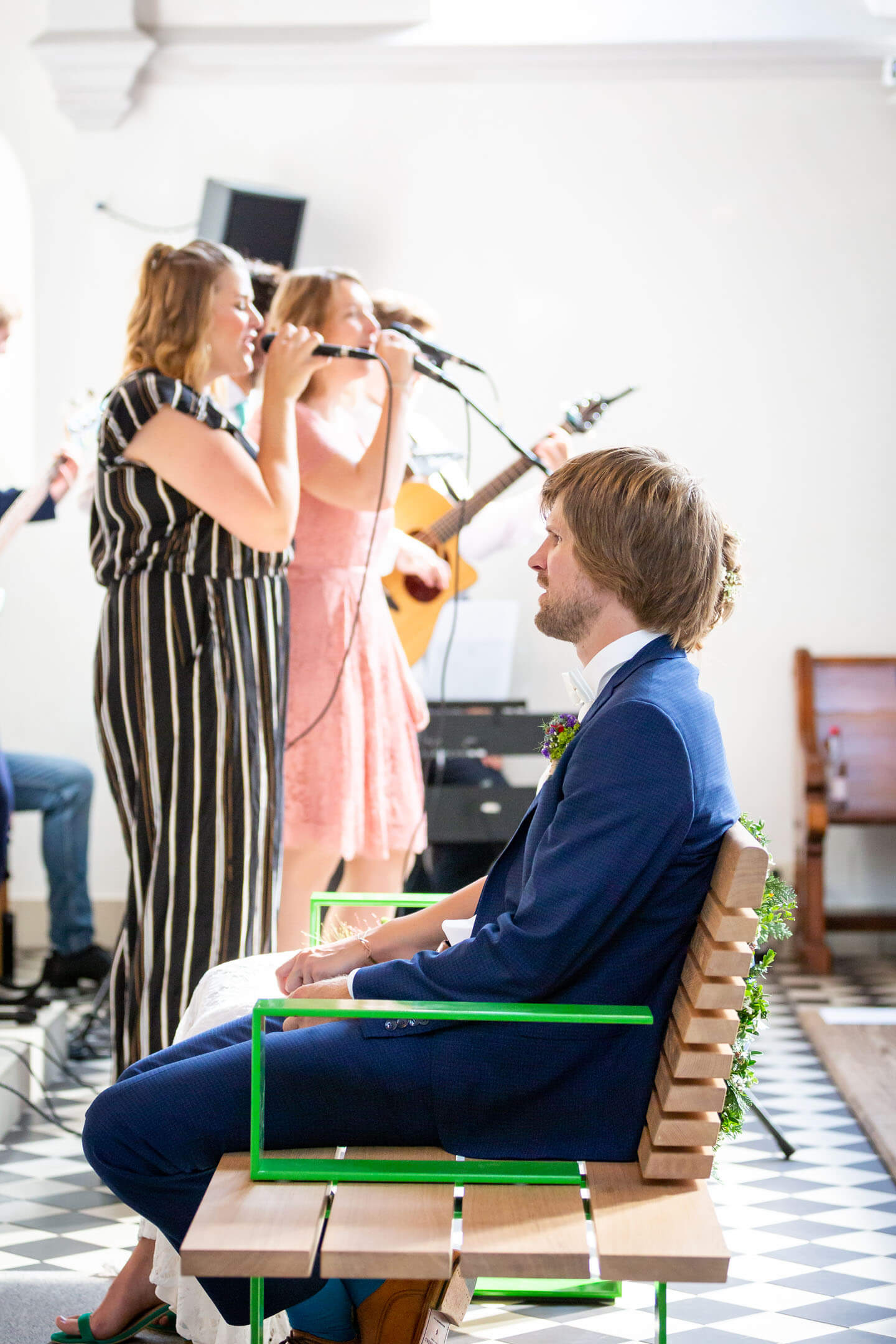 Sängerinnen und Hochzeitspaar