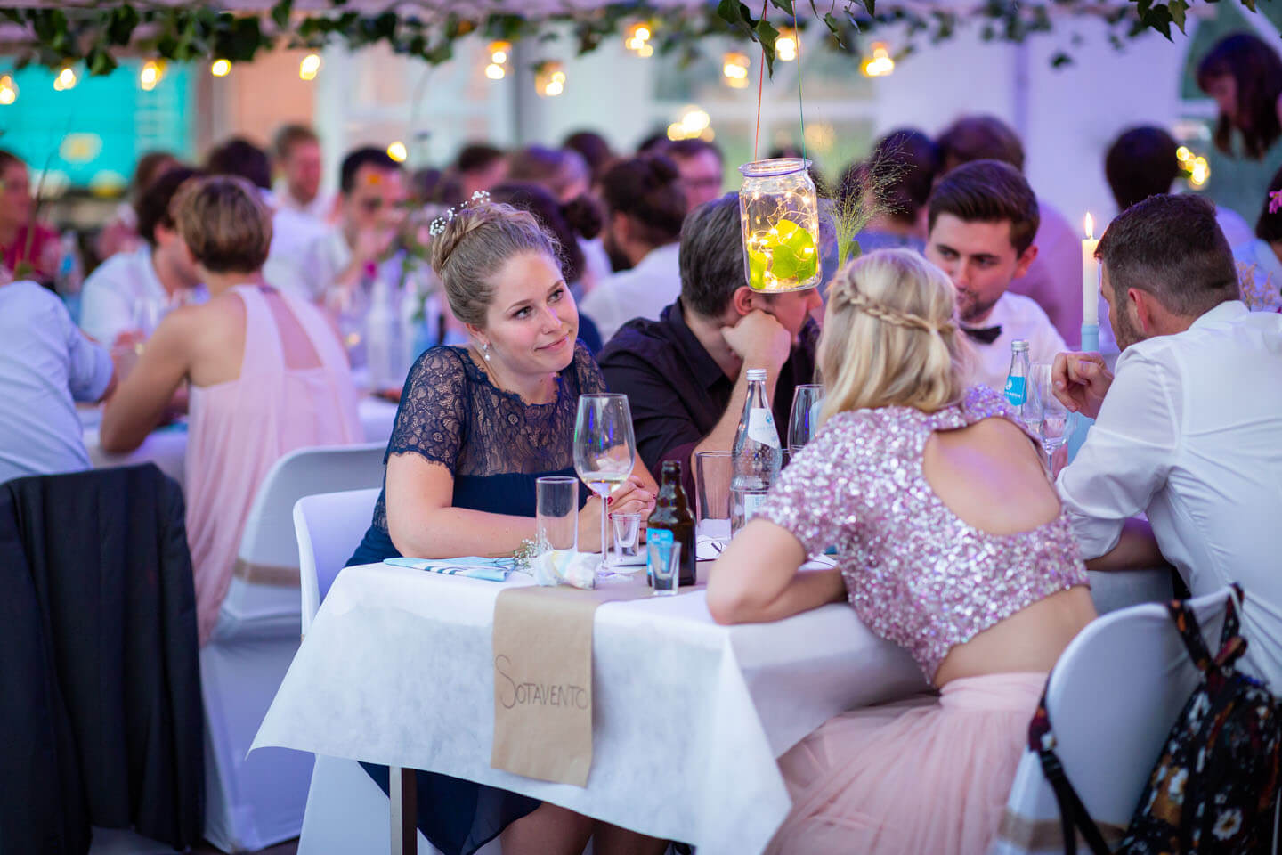 Gäste bei Zelthochzeit