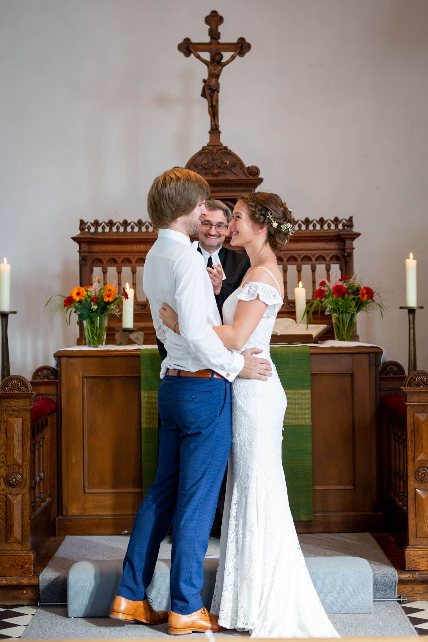 Vermählungskuss bei kirchlicher Trauung