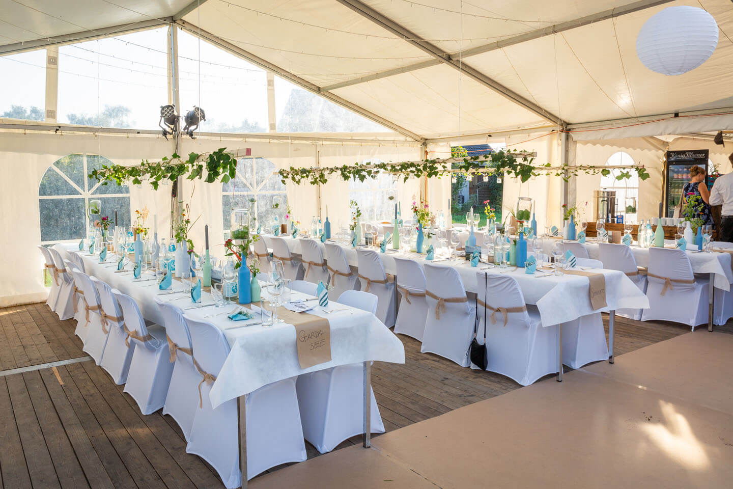 Tischdeko für Zelthochzeit