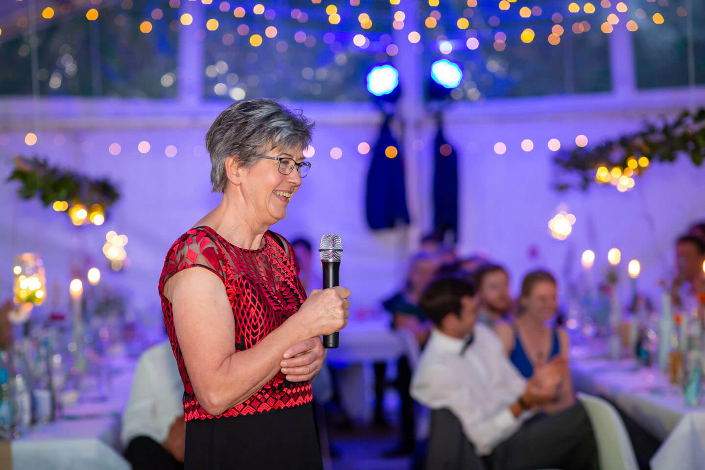 Bräutigamsmutter hält eine Rede bei der Hochzeitsfeier