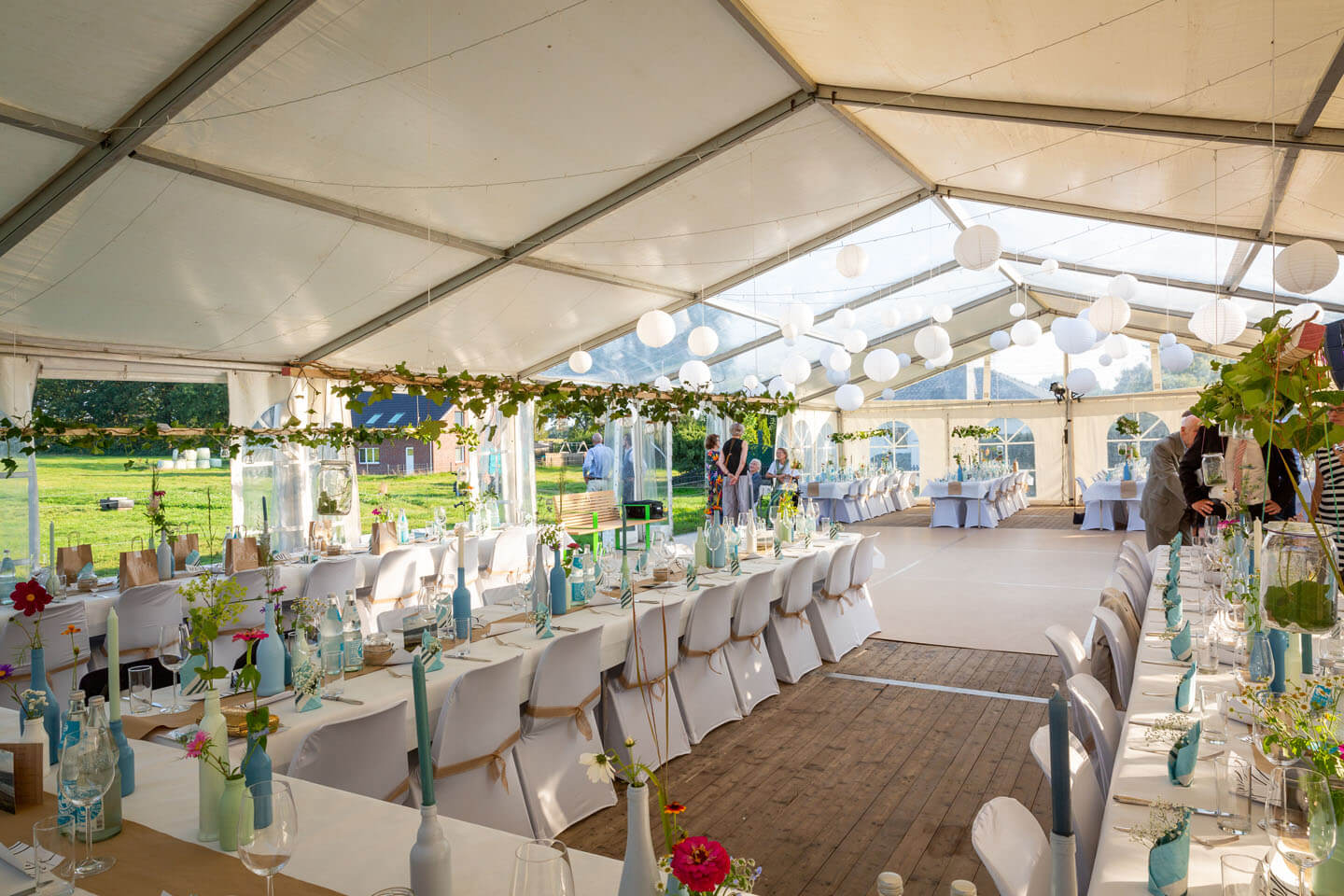 Geschmücktes Zelt für Zelthochzeit