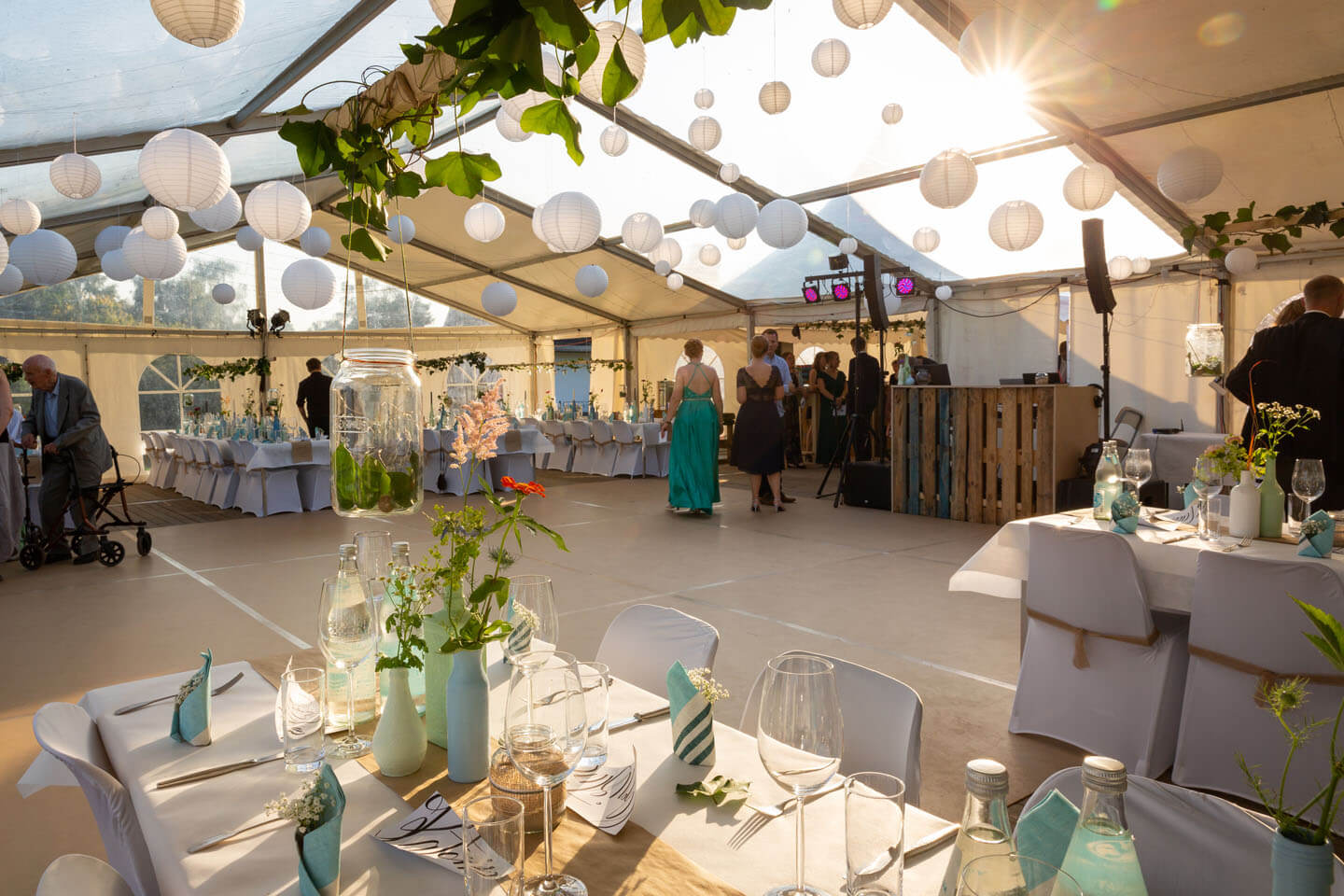 Eintreffen der Gäste bei Zelthochzeit in Schleswig-Holstein