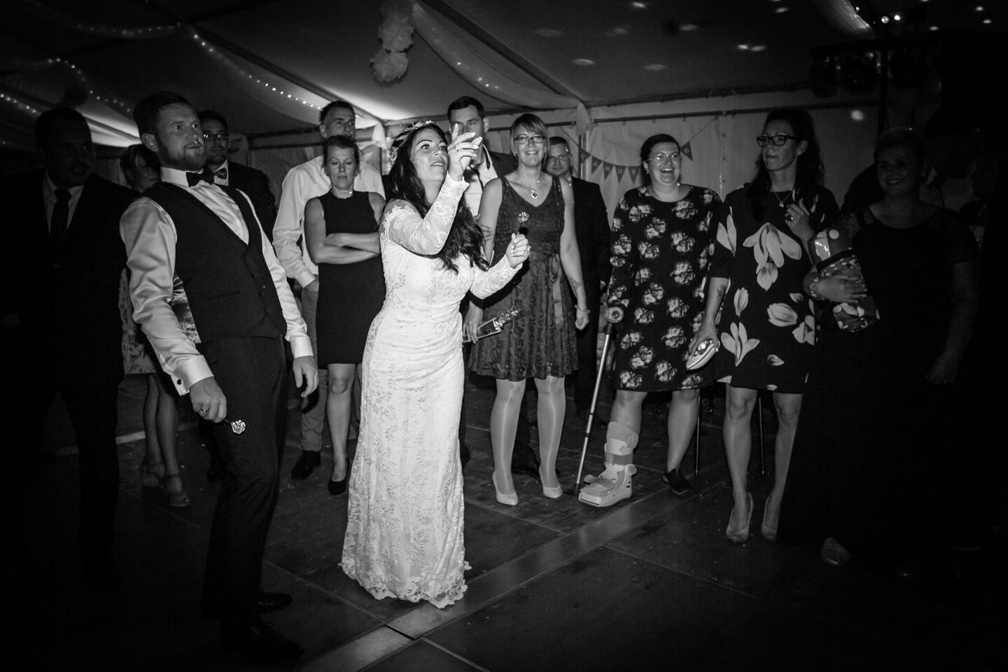 Pfeilwerfen auf einer Hochzeit