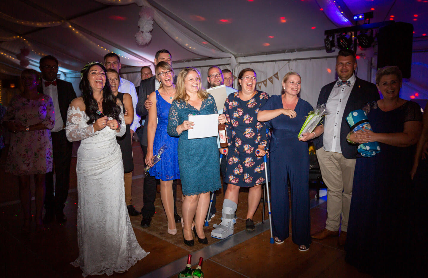 Hochzeitsgesellschaft im Partyzelt