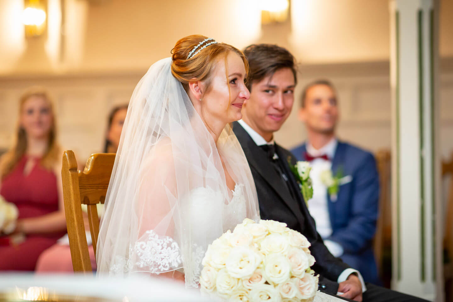 Brautpaar bei ihrer Trauung in der Sinstorfer Kirche